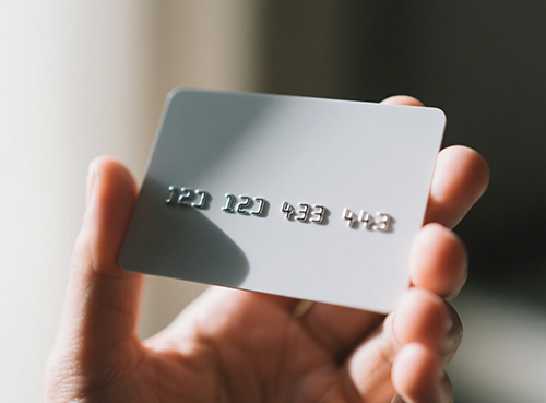 Grandes números en relieve vs. pequeños números en relieve: ¿Cómo elegir los "dígitos en alto" de una tarjeta?