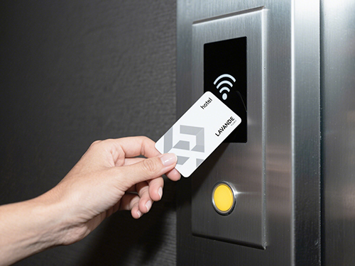 ¿Por qué las tarjetas de gama alta admiten tarjetas enchufables y táctiles al mismo tiempo?